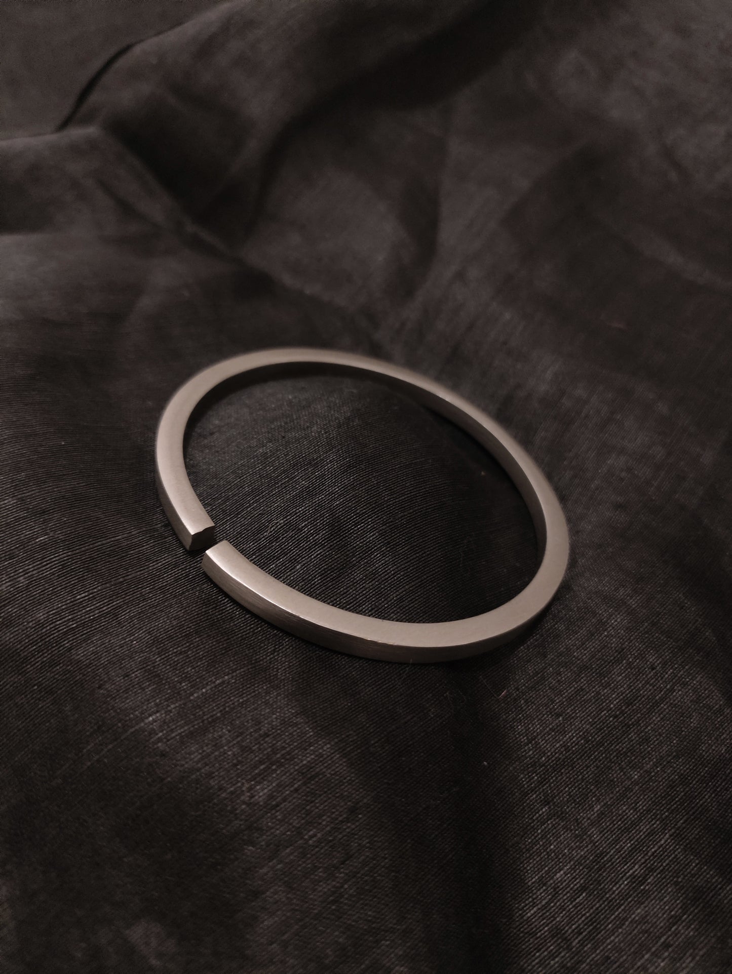 Vanilaes Cuff-Bangle - steel finish