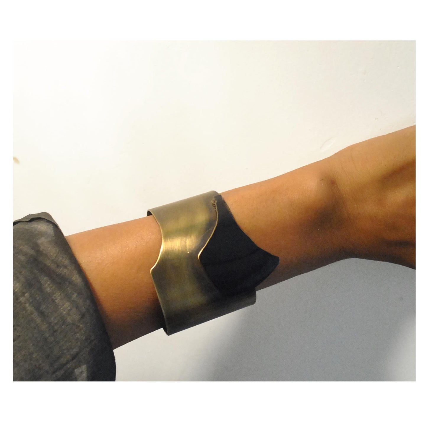 Shamba Hand-cuff