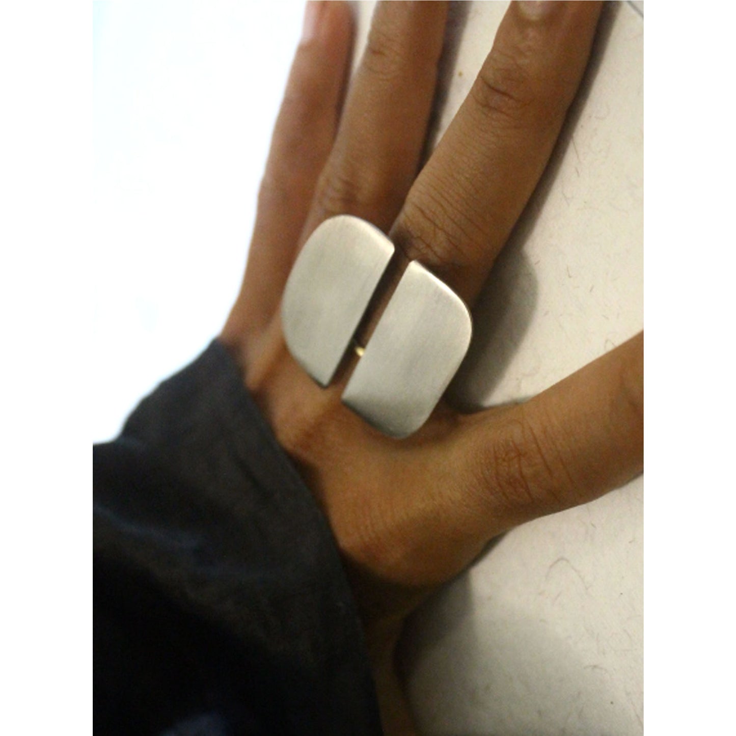 lacerate finger-ring